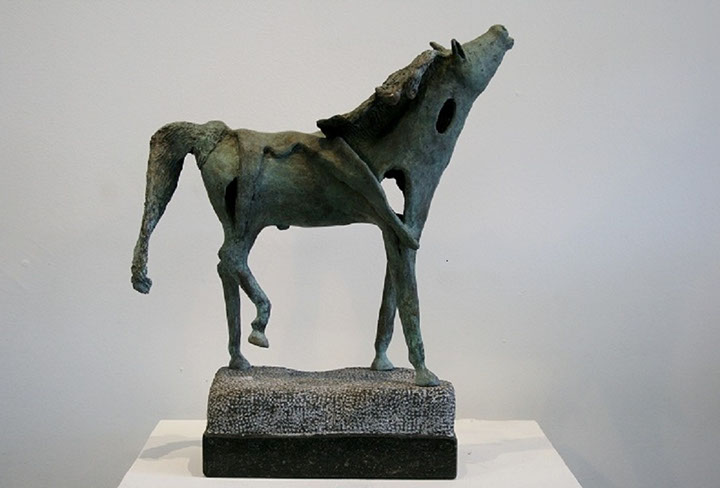 "Vrouw met droompaard" brons, hardsteen, unicum